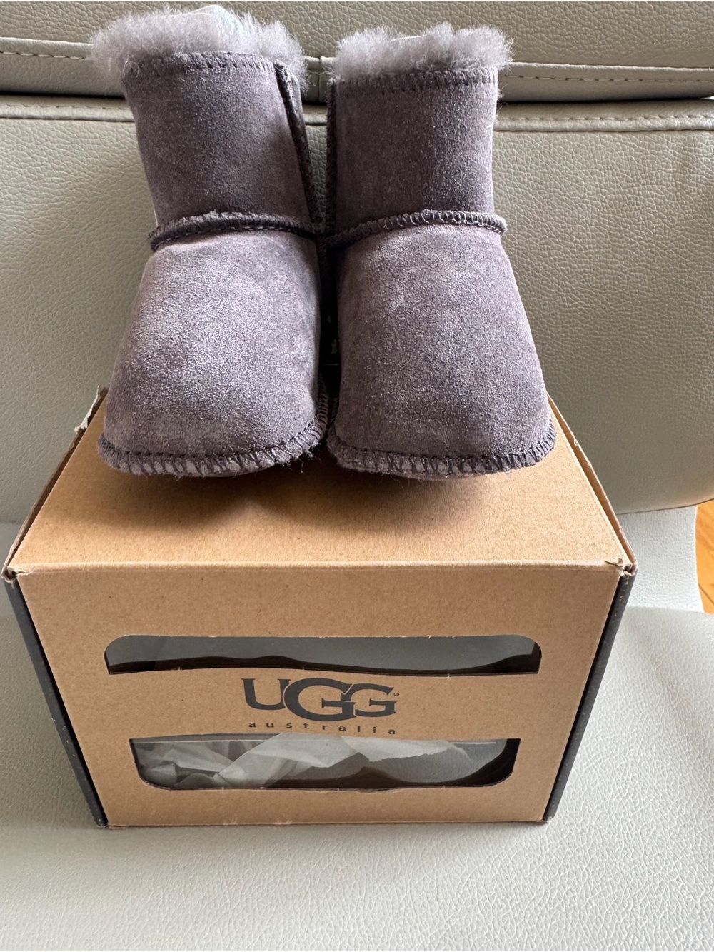 Giftable UGG Erin unisex Infant crib Suede Booties in charcoal gray Small w box